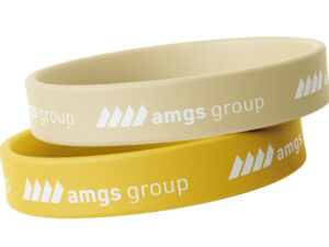 Personalizowane opaski silikonowe w kolorze pastelowego żółtego z nadrukiem. od AMGS Group
