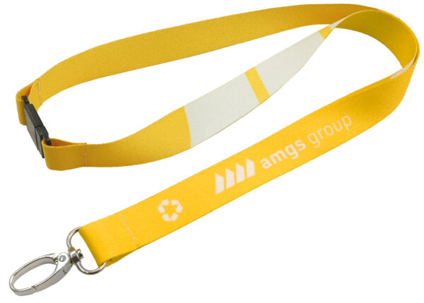 Lanyard giallo in rPET riciclato con sgancio di sicurezza e stampa sublimata del logo aziendale, dotato di gancio in metallo. Disponibile nella gamma AMGS Group.